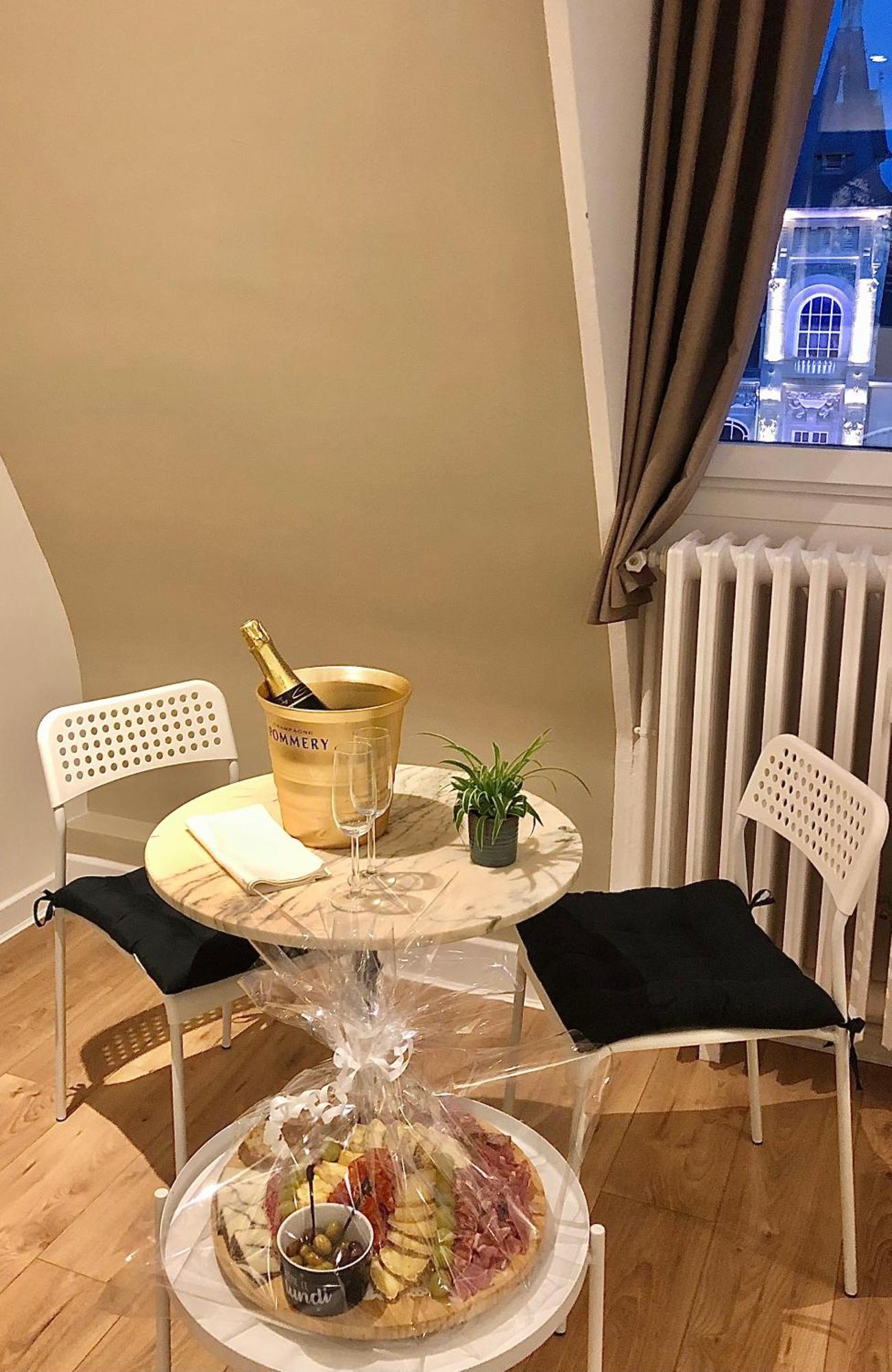 La Suite 7 Gite Urbain Charleville-Mezieres Bagian luar foto
